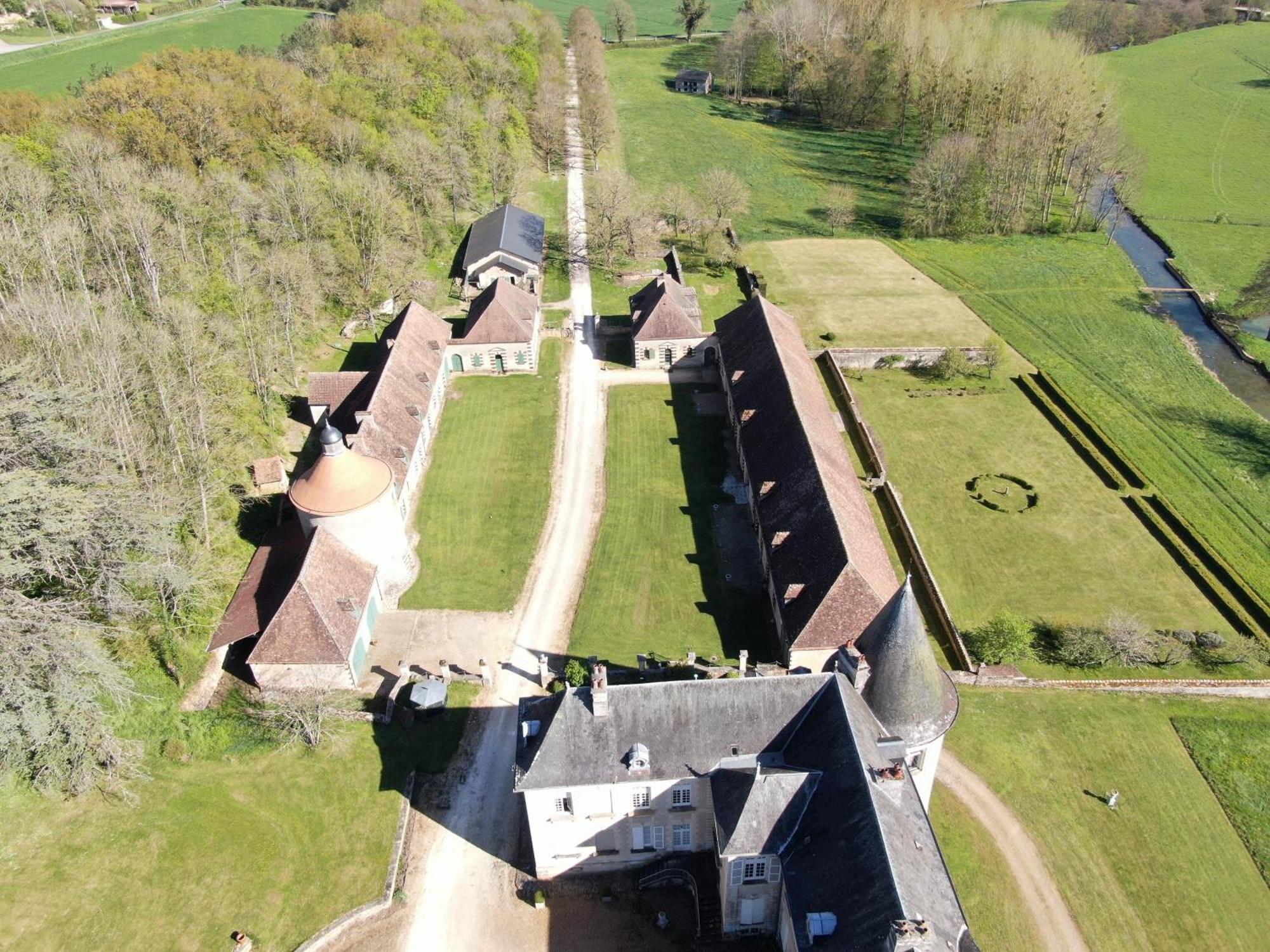 Chateau De Beaujeu Sens-Beaujeu Exterior photo